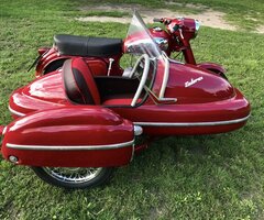 Motocikls ar blakusvāģi Jawa 350