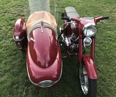 Motocikls ar blakusvāģi Jawa 350