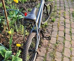Pārdodu praktiski jaunu velosipēdu Grünberg Bmx.