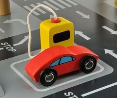 Koka rotaļu daudzstāvu autostāvvieta