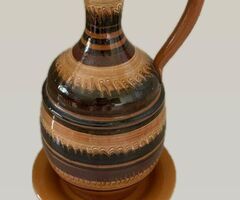 Керамический кувшин с блюдцем.