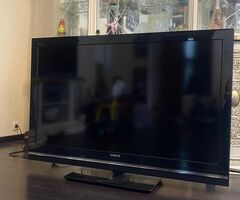 LCD TV labā stāvoklī.