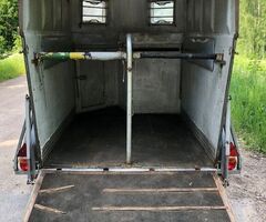 Izīreju zirgu parvadāmo piekabi