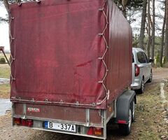 Divasu piekabe ar bremzēm.